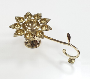 Diya Aarti en laiton pour Pooja, lampe artisanale pour la prière hindoue, décoration de Diwali, décor de temple, cérémonie Aarti et maison festive - Product Image 6