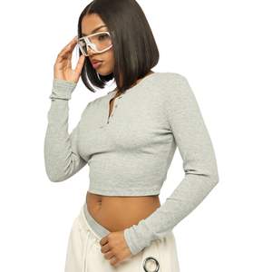 เสื้อครอปเฮนลีย์แขนยาวทรงเข้ารูป คอโอ ปิดกระดุม ผ้าถักวาฟเฟิล สไตล์ลำลอง พิมพ์ลายโลโก้ สำหรับผู้หญิง คอลเลคชั่นฤดูใบไม้ร่วง-ฤดูหนาว ปี 2026 - Product Image 5