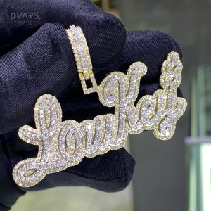 จี้เพชรโมอิสซาไนต์ VVS สำหรับผู้ชาย แบบสั่งทำตัวอักษร/ตัวเลข ชุบทองสองสี หรูหรา รับรองคุณภาพ เงินแท้ 925 ผ่านการทดสอบเพชร - Product Image 2