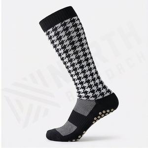 Chaussettes de compression mi-mollet pour yoga, amincissantes, respirantes, performantes, durables, douces, pour la gym et l'entraînement, couleur personnalisable, adaptées à la tenue, vendues par paire - Product Image 3