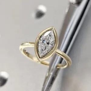 Anillo de Compromiso Vintage para Mujer con Moissanita Auténtica de Corte Brillante, Plata de Ley 925, Bañado en Oro Amarillo de 14K, con Bisel y Anillo de Boda - Product Image 3