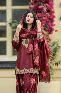 Elegante Conjunto de Salwar Kameez Negro Satinado con Bordado Floral Intenso y Lentejuelas, Prenda Tradicional Cómoda - Product Image 5