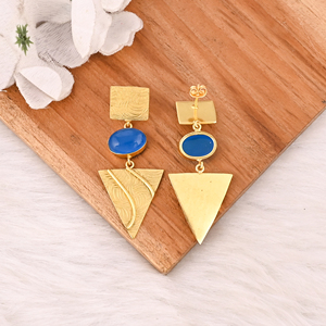 Boucles d'oreilles pendantes en laiton plaqué or avec serti clos en calcédoine bleue naturelle, bijoux fantaisie faits à la main Shilpi Impex pour femmes - Product Image 5