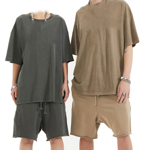 ชุดลำลองผู้ชายแบบสั้น ออกแบบมาเพื่อความสบายในฤดูร้อนด้วยผ้าระบายอากาศได้ดี พร้อมดีไซน์แบบฟอกสี - Product Image 2