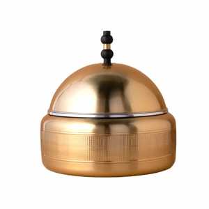Olla de lujo de acero inoxidable dorado, aislada, para mantener la comida caliente, con tapa de cúpula, para catering de buffet de lujo. - Product Image 1