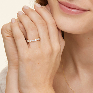 Anillo de Diamantes de Corte Redondo con Puntas Compartidas de Tamaños Alternados - Product Image 4