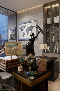 Escultura Artesanal de Madre e Hijo en Cuerno - Decoración Ecológica para Mesa de Sala de Estar - Product Image 1