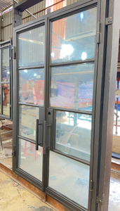 Puerta de Entrada Doble Moderna de Hierro con 4 Paneles de Vidrio, Construcción de Acero Personalizada de Primera Calidad, Diseño Elegante, Uso en Exteriores, Hecho en Vietnam - Product Image 4