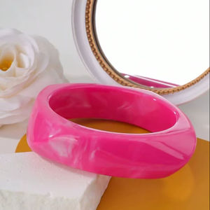 Conjunto de Brazaletes de Resina con Diseño de Mármol de Lujo |   Pulsera de acrílico grueso en color ámbar y rojo rubí |   Joyería de Mano Vintage con Diseño Geométrico Redondo - Product Image 1