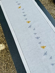 Nouveaux Chemins de Table en Lin Ivoire Personnalisés avec Broderie Point de Croix Abeilles Mignonnes de Haute Qualité pour la Maison, l'Hôtel et les Événements - Product Image 3