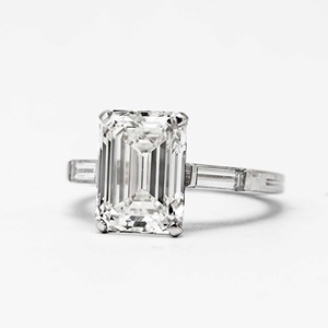 Elegante Anillo de Compromiso de Oro Blanco de 14K con Diamantes Cultivados en Laboratorio de Corte Esmeralda de 5.00ct en Engaste de Tres Piedras - Product Image 3