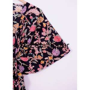 Kaftán Corto Hecho a Mano en India con Estampado Floral, Ecológico, Lavable, Ropa de Dormir Natural, Kimono, Vestido, Cubrebaño Corto para la Playa - Product Image 4