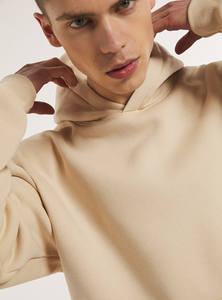 Sudadera con capucha extragrande ultra suave con costuras estructuradas, una mezcla de algodón de primera calidad y un diseño informal pero elegante. - Product Image 5