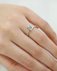 Anillo de Diamante Cultivado en Laboratorio con Corte Esmeralda Vintage de 1.75 CT, Oro de 14K en Dos Tonos, Engaste de Barra, Hombros con Corte Baguette, Anillo de Novia - Product Image 1
