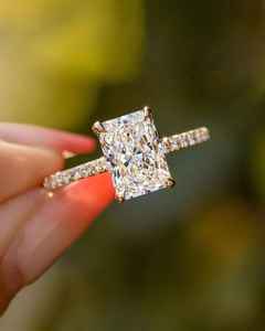 Anillo de compromiso de lujo con diamante moissanita de corte radiante de 1, 2 o 3 quilates, banda pavé con halo oculto, certificado IGI - Product Image 1