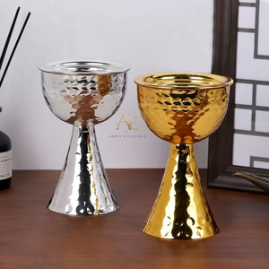 Juego de quemadores de incienso con diseño de cáliz martillado ornamentado en acabado dorado y plateado con bases de pedestal acampanadas para aromaterapia relajante - Product Image 1