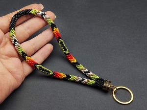 Chaîne de poignet pour femme en perles naturelles faites à la main, imitation perle, motif tribal multicolore vibrant, fermoir doré orné, bijoux tendance - Product Image 4