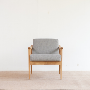 Fauteuil scandinave moderne rembourré en tissu marron avec structure en bois, dossier solide, chaise de détente pour salon, mobilier de maison ou bureau - Product Image 4