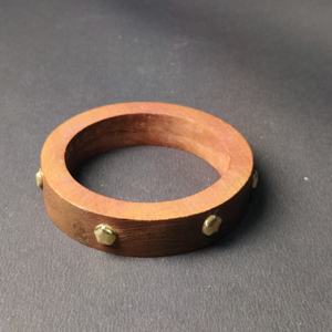 Brazalete de Madera Maciza con Borde Rectangular y Tachuelas de Latón en Forma de Estrella - Joyería de Madera Minimalista Tallada a Mano - Venta al Por Mayor Personalizada - Product Image 4