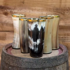 Verre à boire artisanal écologique en corne de buffle véritable avec bordure en laiton poli couleur or, forme naturelle, de REHMAN CRAFT - Product Image 3
