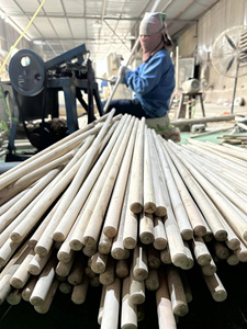 Wooden Broom Handle Wooden Broom Handle Pine Wood Eucalyptus Wood Factory OEM ODM Varnished Broom Handle 1200 mm Raw Material - Product Image 6