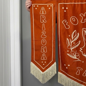 Drapeau en tissu personnalisable brodé en dentelle 3D écologique Fox Hall avec franges à pompons pour décoration murale - Product Image 3