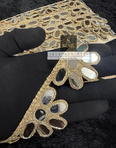 Ribete de encaje bordado con lentejuelas doradas premium en forma de flor para Saree, Lehenga, Blusa, Prendas Étnicas y Bolsos - Product Image 5