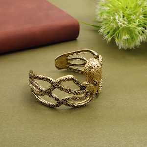 Bracelet manchette pieuvre dorée, bijou nautique inspiré de la mer, bracelet tendance pour cadeau - Product Image 3