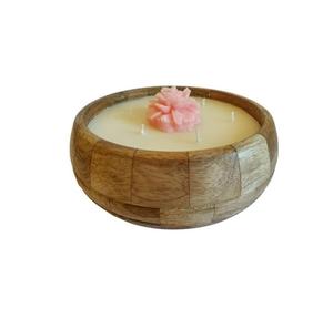 Bougie artisanale en pot en bois avec des fleurs pastel incrustées flottant dans de la cire de soja crémeuse, parfum d'ambiance romantique pour la maison. - Product Image 5