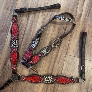 Selle Western en cuir véritable premium, légère, rouge croco, durable, avec collier de poitrage et têtière pour cheval, prête à être expédiée - Product Image 1