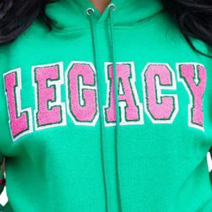 Sweat à capuche AKA Green Varsity Legacy pour femme, broderie chenille lettres grecques, pull premium décontracté et confortable - Product Image 3