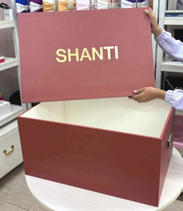 Caja de Regalo Rígida Grande de Lujo con Tapa Desmontable, Caja de Embalaje de Papel Terracota con Asa de Latón y Logotipo en Lámina Dorada - Product Image 2