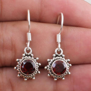 Pendientes Colgantes Vintage Hechos a Mano de Plata de Ley 925 con Granate Rojo Natural para Bodas, Aniversarios y Fiestas - Product Image 1