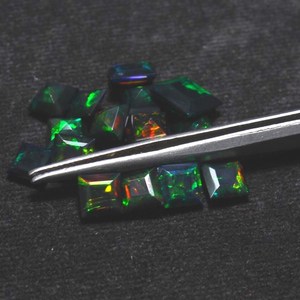 Opale noire taille princesse carrée, effet feu arc-en-ciel, naturelle, fumée et traitée, 6 mm, pierre précieuse en vrac, taille facettes, pour la fabrication de bijoux, vente en gros - Product Image 3