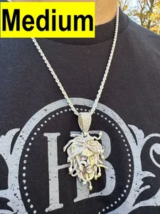 Collar de Plata de Ley 925 de Lujo con Colgante de Cabeza de Medusa Chapado en Oro de 18K, Diseño de Mitología con Pelo de Serpiente y Moissanita - Product Image 3