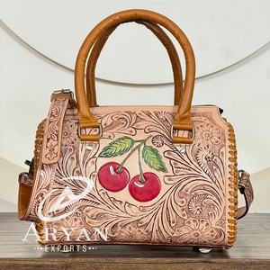 Bolso de Viaje de Cuero Genuino con Diseño de Cerezas Grabado a Mano para Mujer, Bolso Cruzado de Alta Calidad Estilo Western - Product Image 1