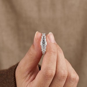 Anillo de Cinco Piedras de Moissanita con Corte Esmeralda de 1 Quilate, Brillante, Plata 925 Original, Ideal para Regalo Sorpresa de Boda para Pareja - Product Image 1