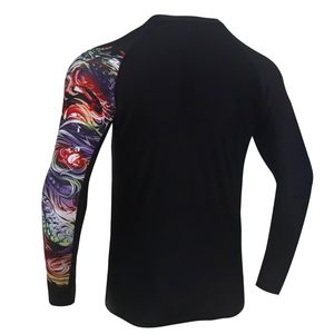 เสื้อแรชการ์ดสั่งทำพิเศษสำหรับทุกเพศ ผลิตแบบ OEM ป้องกันรังสียูวี ผ้าโพลีเอสเตอร์ยืดได้สี่ทิศทาง รับผลิตขายส่งจากโรงงาน OEM - Product Image 3
