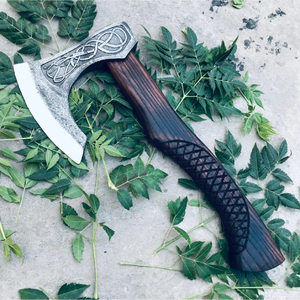 Hacha Vikinga de Acero al Carbono Industrial Forjada a Mano con Patrón Grabado de Fibra de Carbono, Mango de Madera de Fresno, Hacha de Camping con Acabado Escarchado - Product Image 5