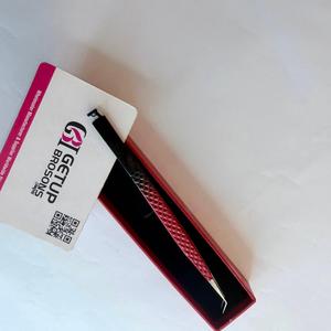 Pince à épiler en acier inoxydable anti-magnétique, prise en main parfaite, rouge et noir, double couleur, pointe de précision découpée, lisse, 10 mm, en boîte - Product Image 1