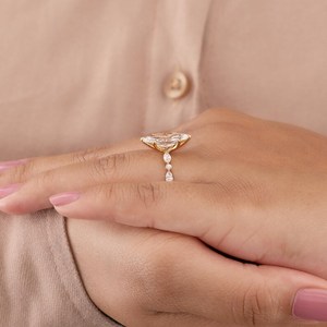 แหวนหมั้นมาร์คีสโมอิสซาไนต์ เงินแท้ 925 ชุบทอง 14K ประดับเพชรด้านข้าง แหวนเครื่องประดับเจ้าสาวสุดหรู - Product Image 2