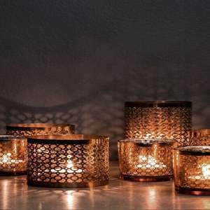 Porte-bougies en métal élégants, parfaits pour la décoration de table, apportant une élégance, une lueur douce et un charme réfléchissant. - Product Image 4