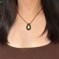Collier pendentif macramé en labradorite verte éclatante fait main, cordon marron, pierre précieuse naturelle, cristal de guérison bohème, bijou ajustable