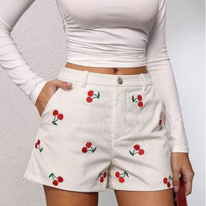 Shorts brodés sur mesure pour femmes, design chic et décontracté, confortables et tendance pour un usage quotidien - Product Image 3