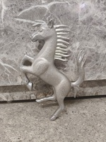 Statues de lions majestueux en métal (lot de 2) : avec de larges crinières et une posture robuste et agressive, ces sculptures argentées symbolisent la force.