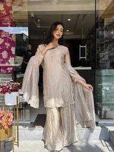 ชุดสูทผ้าไหมสีแชมเปญทองหรูหราสำหรับผู้หญิง ชุดคุรตีดีไซน์เนอร์เนื้อผ้าวิบวับ พร้อมผ้าคลุมไหล่ |   ชุดงานเลี้ยงสไตล์ชาติพันธุ์ - Product Image 1