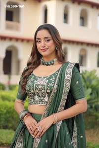 Conjunto de Lehenga-Choli y Dupatta de seda Vichitra con lentejuelas y bordados, ideal para festivales, de aspecto elegante - Exportador de moda femenina - Product Image 6