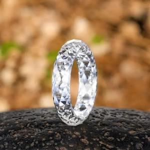 Bague en moissanite blanche de forme ronde, bijoux facettés et autres bagues en diamant - Product Image 1