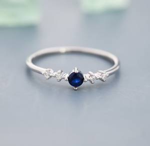 แหวนพลอยแซฟไฟร์สีน้ำเงินประดับเพชร CZ บนตัวเรือนเงินสเตอร์ลิงหรือทอง แหวนแซฟไฟร์ดีไซน์เรียบหรู - Product Image 3