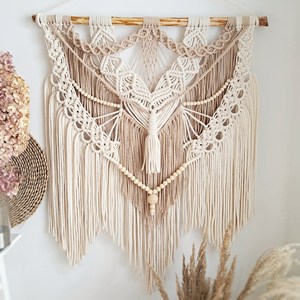 Décoration murale en macramé faite à la main, style bohème, avec franges à pompons, tons terre naturels, forme irrégulière, art textile - Product Image 3